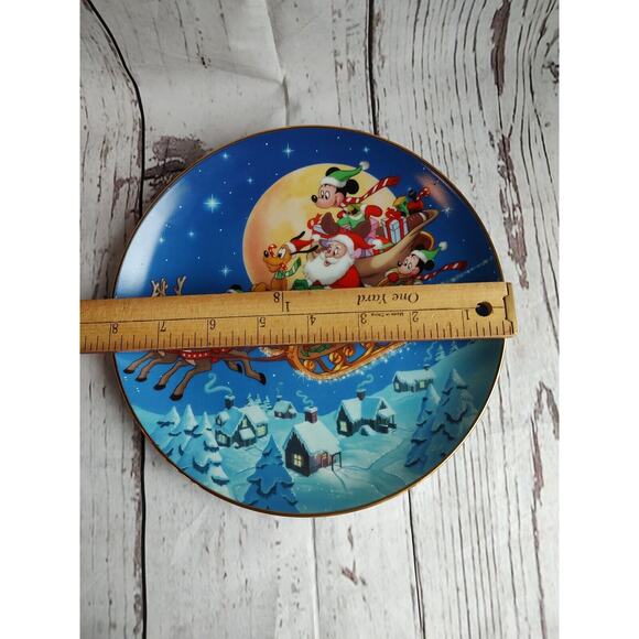 Mickey's Holiday Magic Collectors Plate #1 "Santa's Favorite Helpers" - Picture 2 of 6